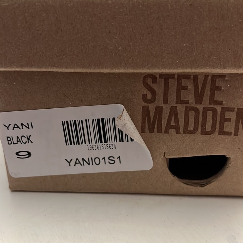 Steve Madden Black Shiny Gold Studded Sandals size 9 NEW - Picture 2 of 8